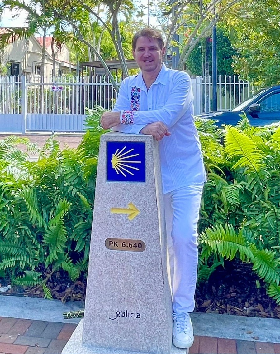 José Manuel Brandariz junto a la señalización del Camino de Santiago en Miami. / Mundiario