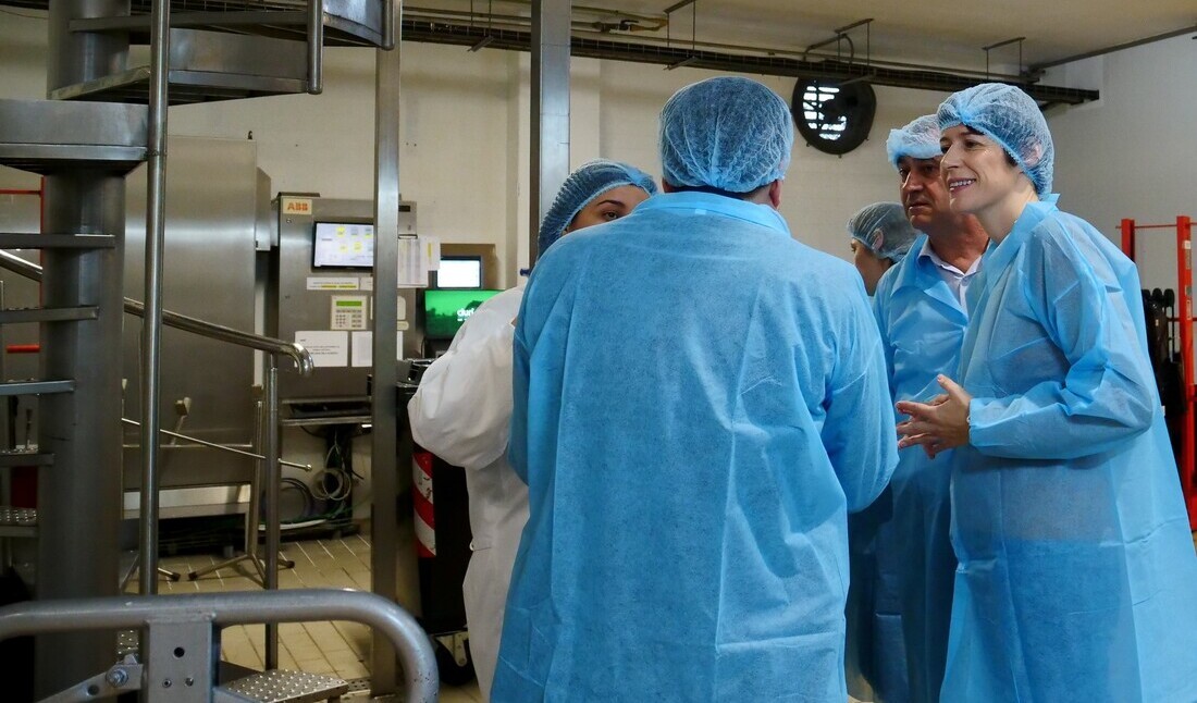 Visita de Ana Pontón a Cooperativas Lácteas Unidas (Clun). / Mundiario