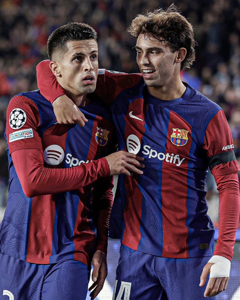 Joao Cancelo y Joao Félix con la camiseta del Barcelona. / @Twitter