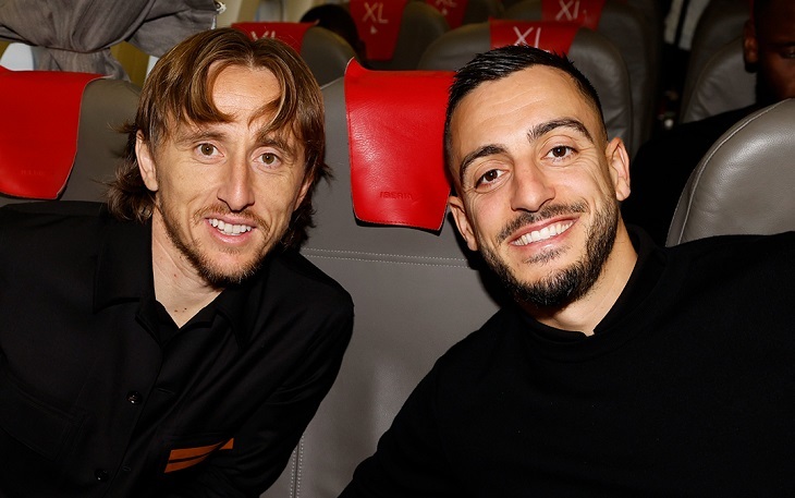 Modric y Joselu, en el avisión camino a Berlin. @realmadrid