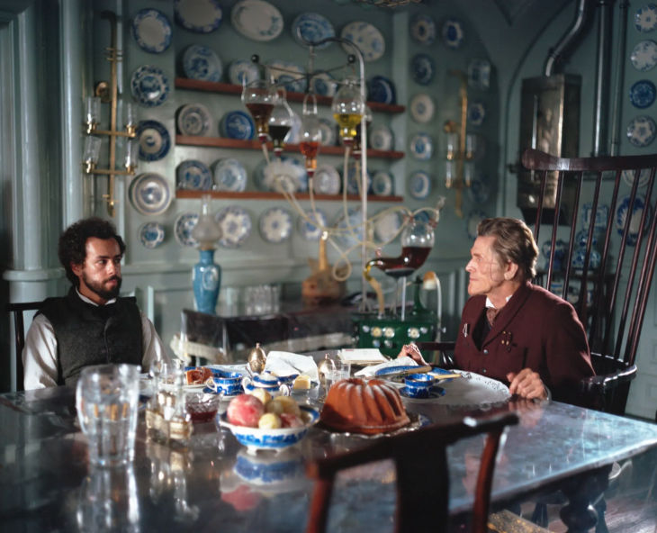 Ramy Youssef y Willem Dafoe en Pobres criaturas. / Searchlight Pictures