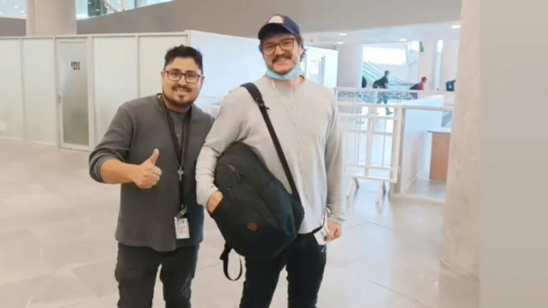 Pedro Pascal con un seguidor en el Aeropuerto Arturo Benítez de Santiago. / RR SS