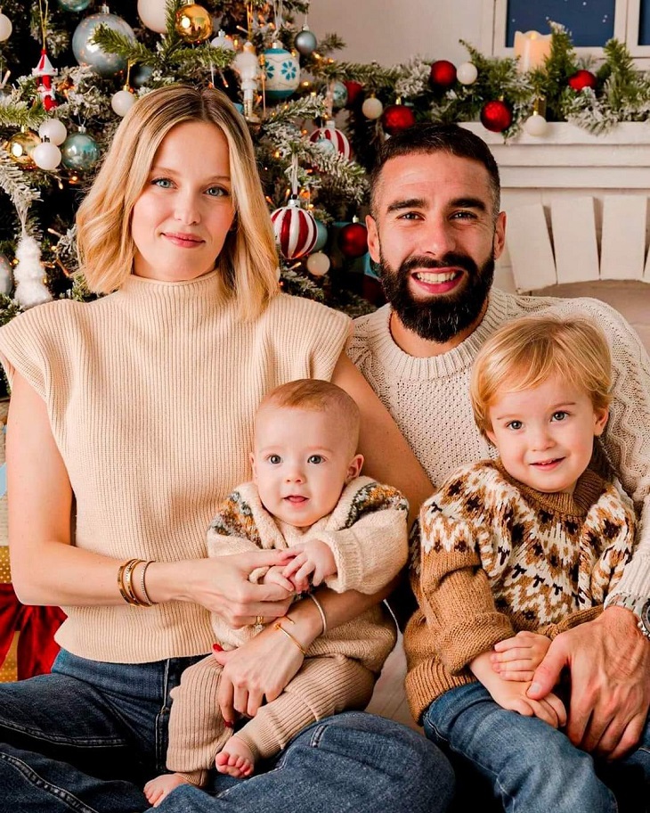 Dani Carvajal junto a su esposa y sus dos hijos.