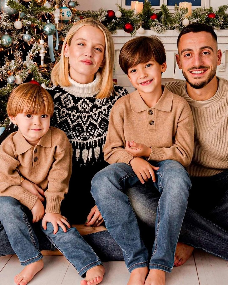 El delantero Joselu celebró la Navidad junto a su esposa y sus dos hijos.
