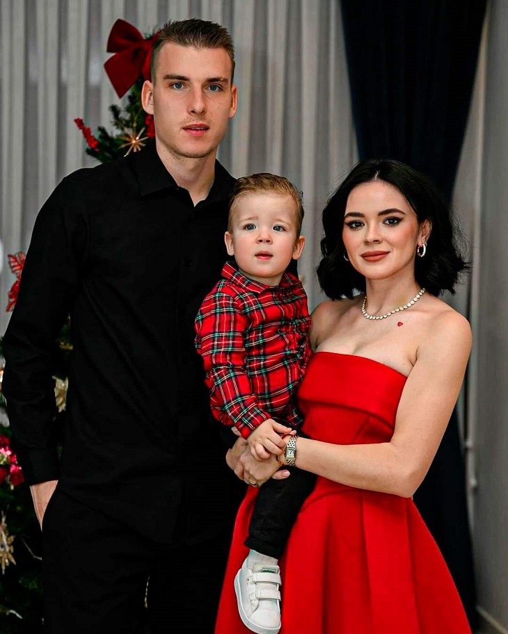El portero Lunin junto a su hijo y su esposa.
