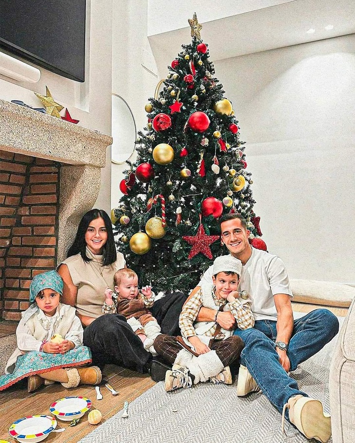 Lucas Vázquez con sus tres hijos y su esposa.