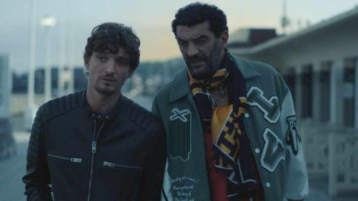 Niels Schneider y Ramzy Bedia, en una escena de la miniserie. / Filmin