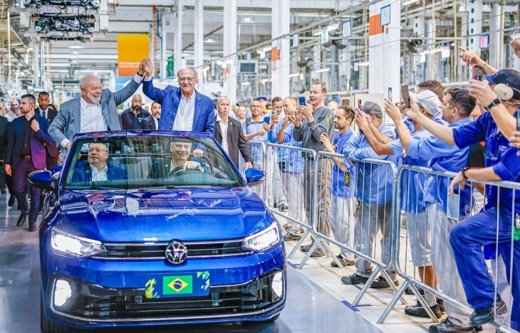 El presidente Lula y el vicepresidente Alckmin en la planta de Volkswagen en São Bernardo do Campo. / X.