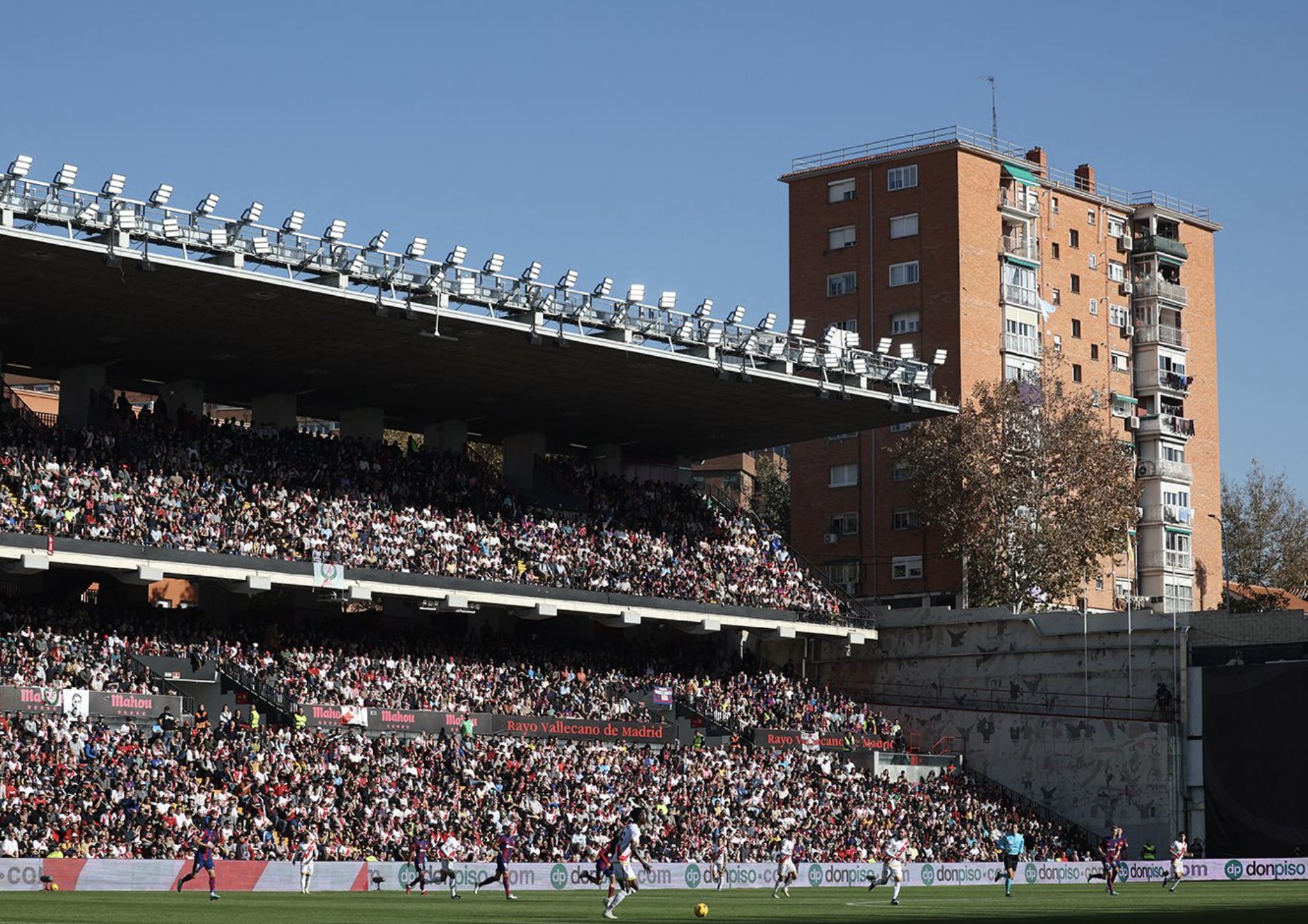 Imágenes del estadio de Vallecas repleto. / @Twitter