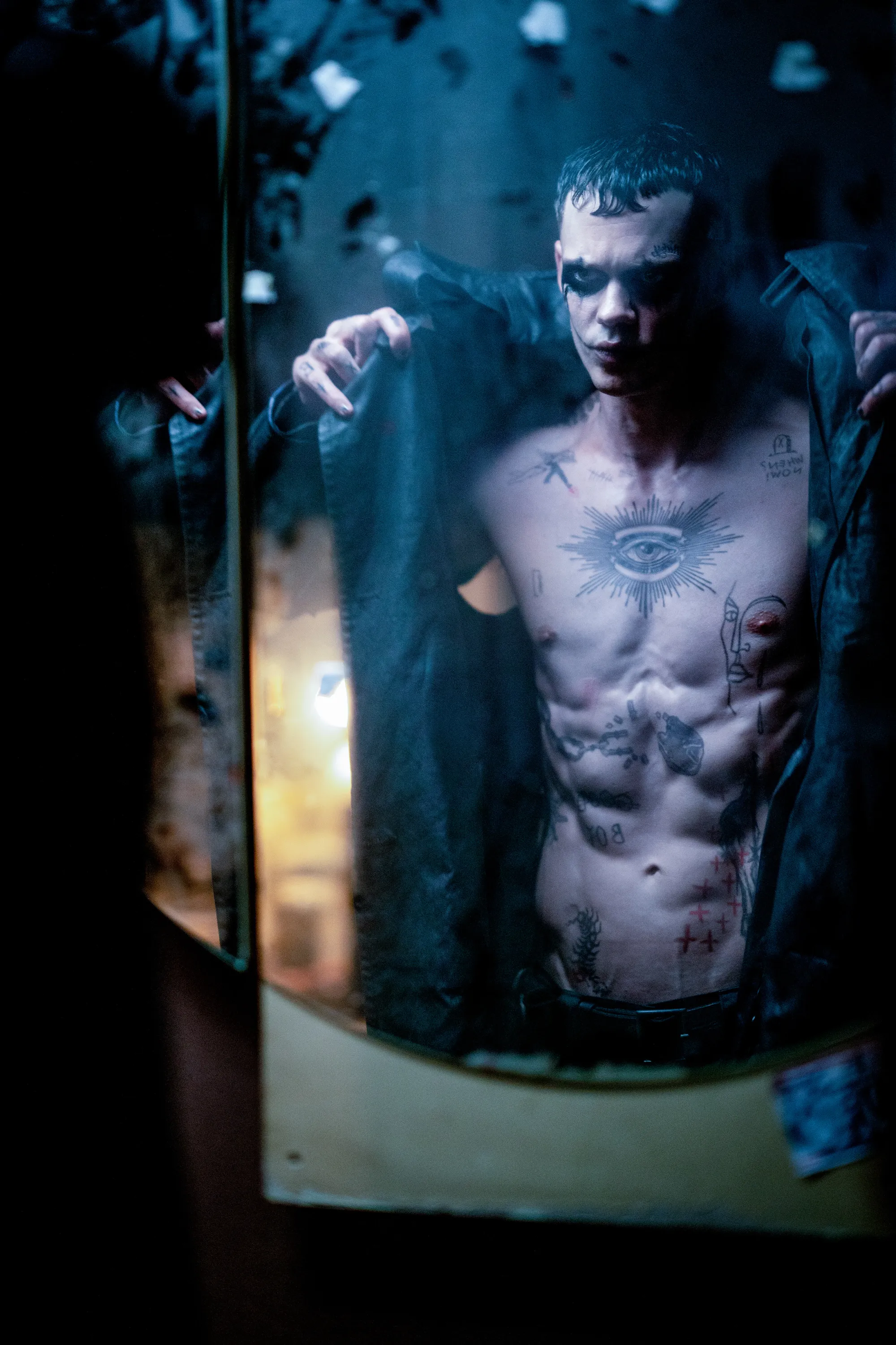 Bill Skarsgård en El cuervo. Lionsgate