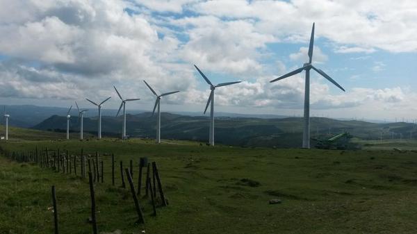 Parque de molinos eólicos en Galicia. / @Twitter