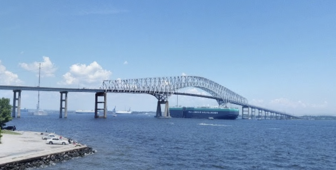 Un barco cruza de manera correcta por debajo del puente Francis Scott Key de Baltimore. / Google Maps