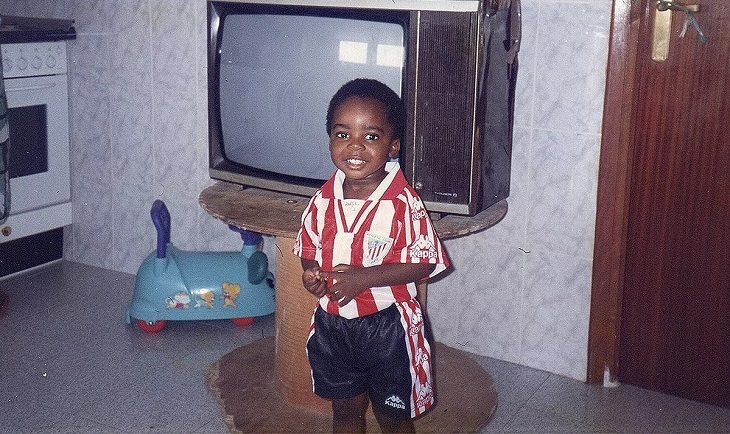 Iñaki Williams vistiendo la camiseta del Athletic cuando era niño. @AthleticXtra