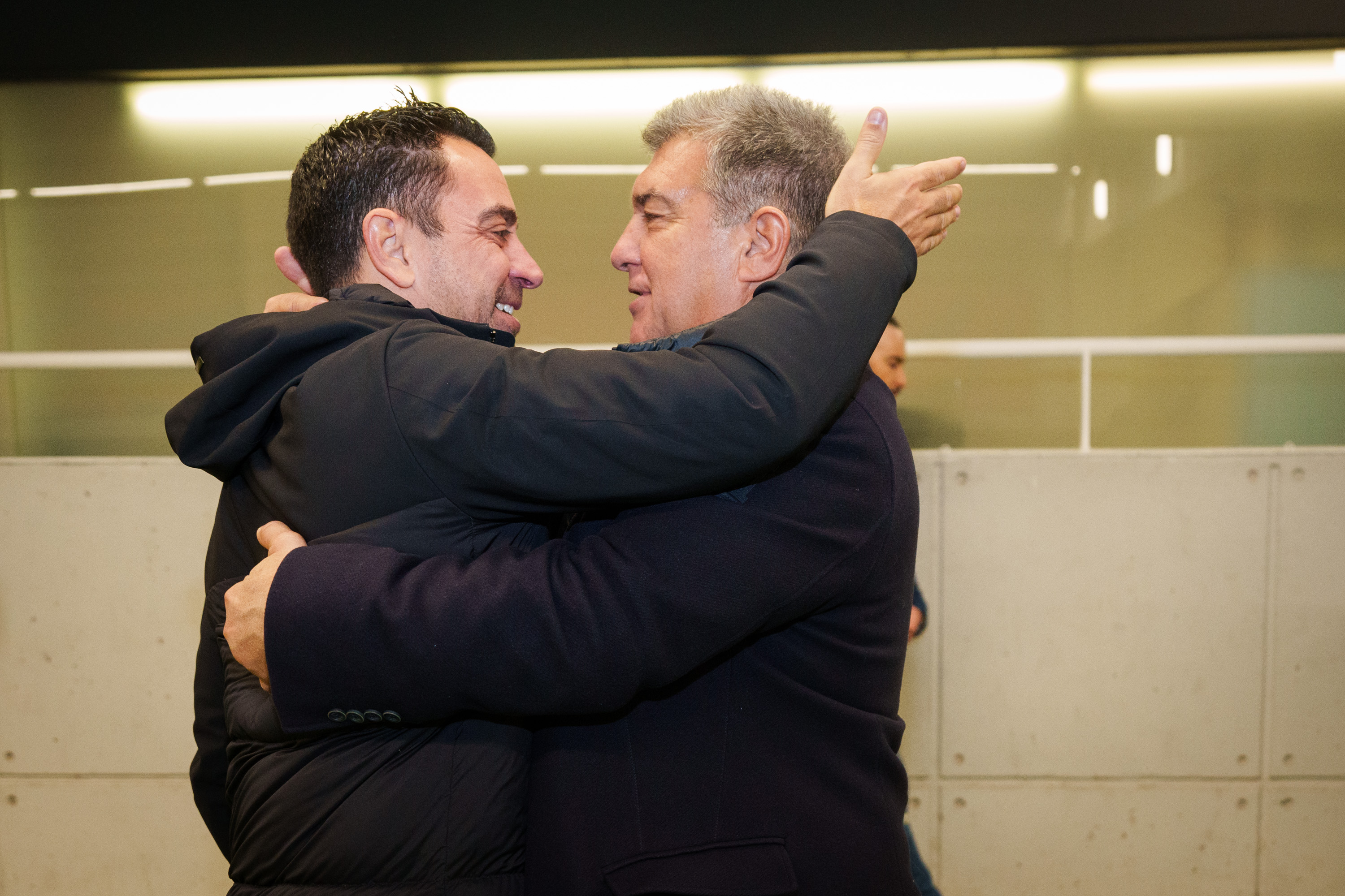 Abrazo entre Xavi Hernández y Joan Laporta. / @FCBarcelona_es