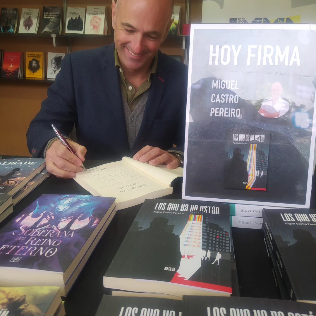 el autor firmando