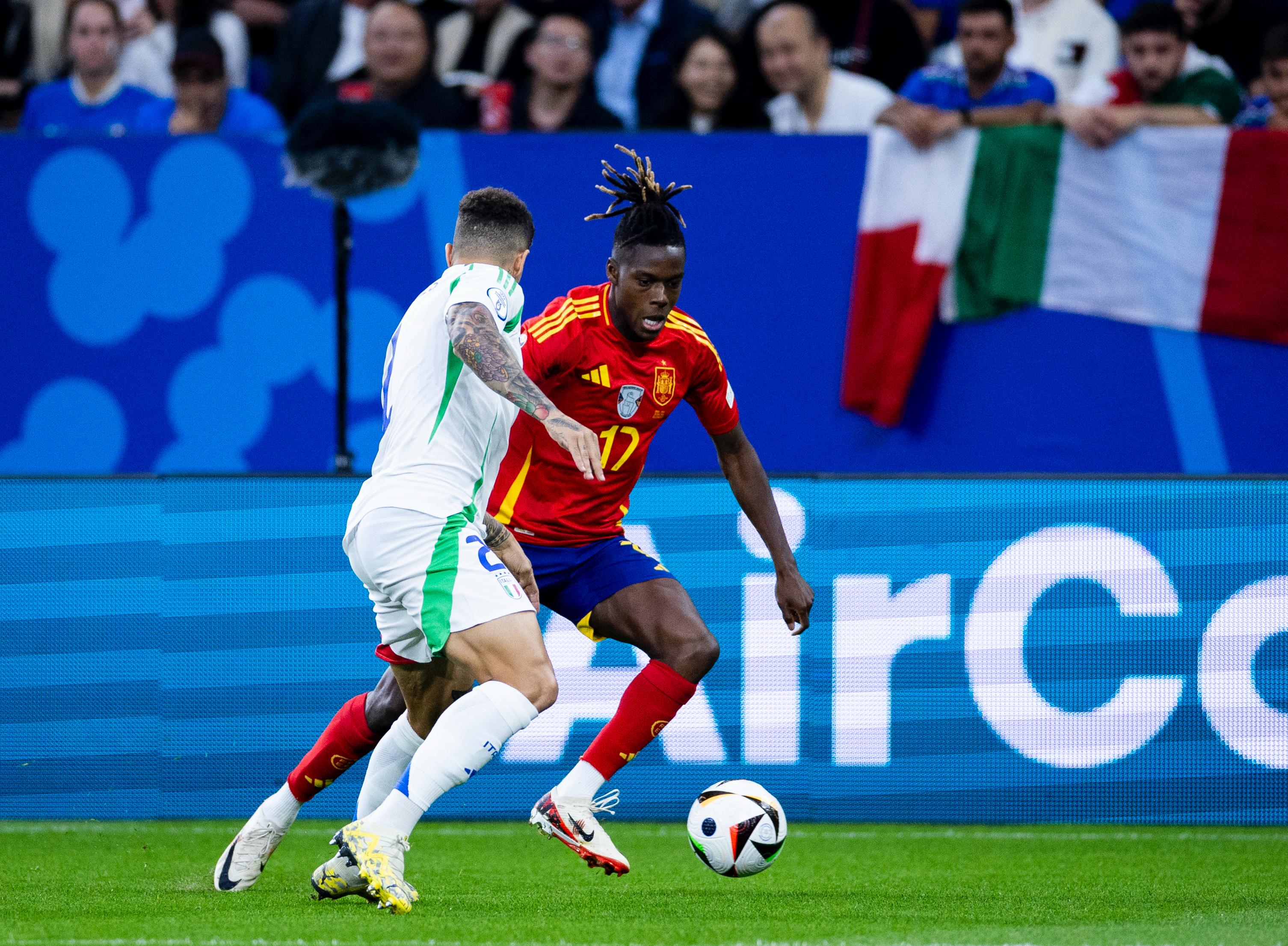 Nico Williams frente a Di Lorenzo. / @SEFutbol