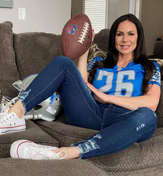 Kendra Lust luciendo una camiseta de los Dallas Cowboys. / @kendralust