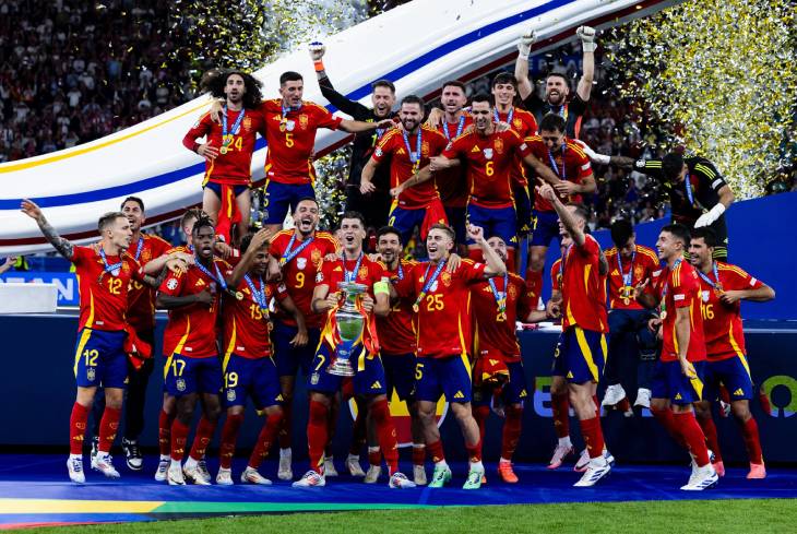 La selección española levantando el título de la Eurocopa 2024. /  @SEFutbol