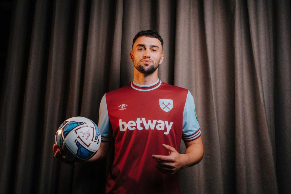 Max Kliman posando con la camiseta del West Ham. / @Twitter
