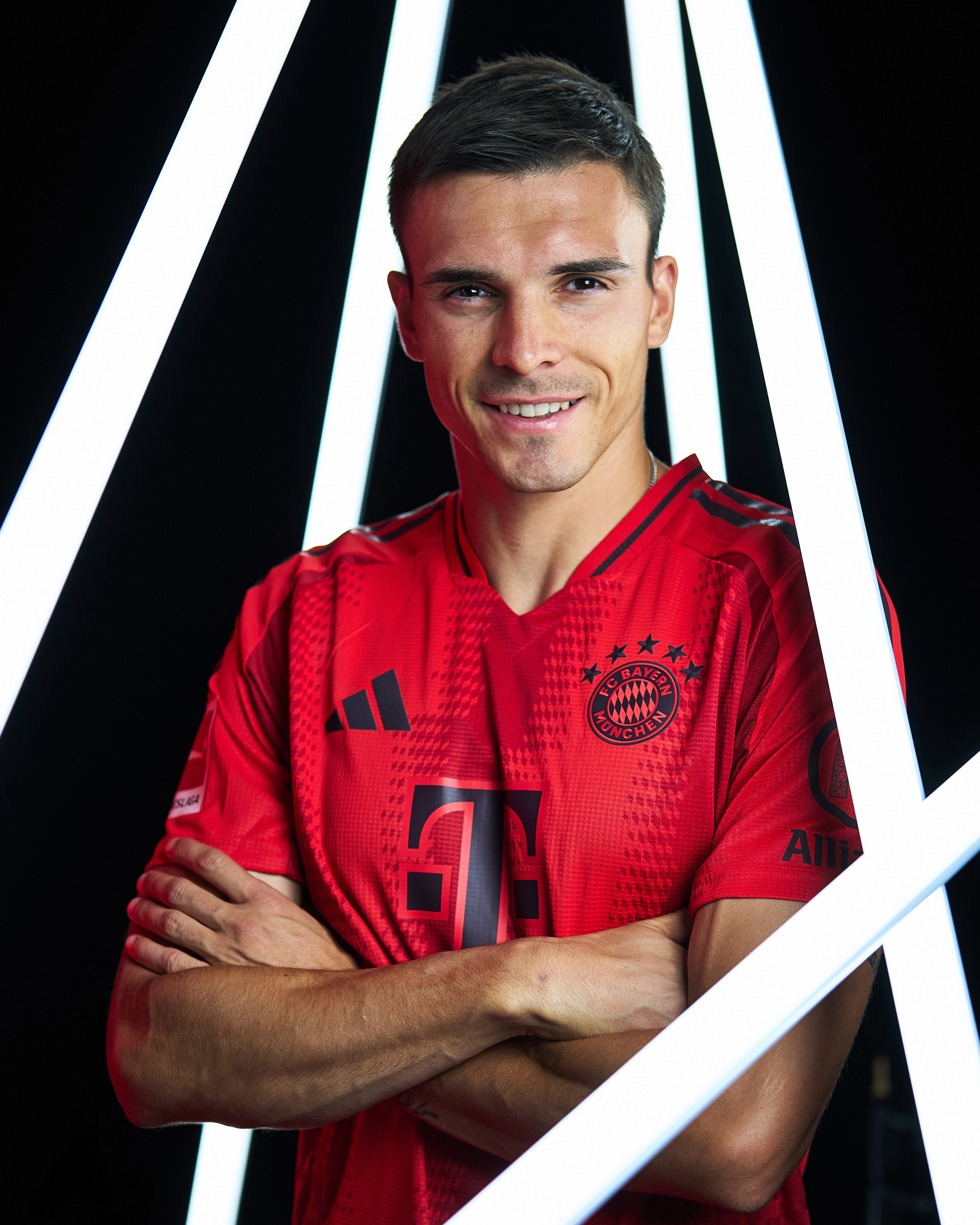 Joao Pahinha posando con la camiseta del Bayern de Múnich. /  ChampionsLeague