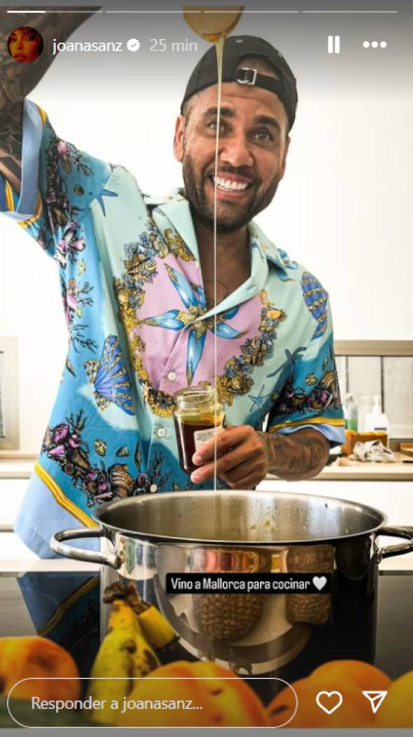 Dani Alves en la cocina. / @joanasanz