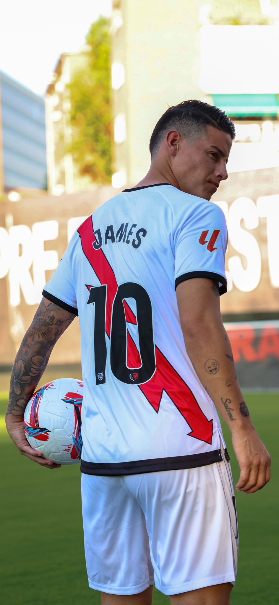 James posando con la camiseta del Rayo Vallecano. / @RayoVallecano
