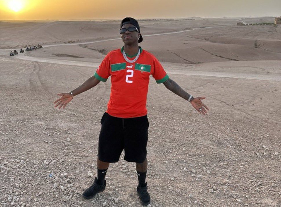 Vinicius posando con la camiseta de Marruecos. / @Twitter