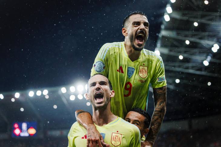 Joselu y Fabián celebrando uno de los goles de España. / @SEFutbol
