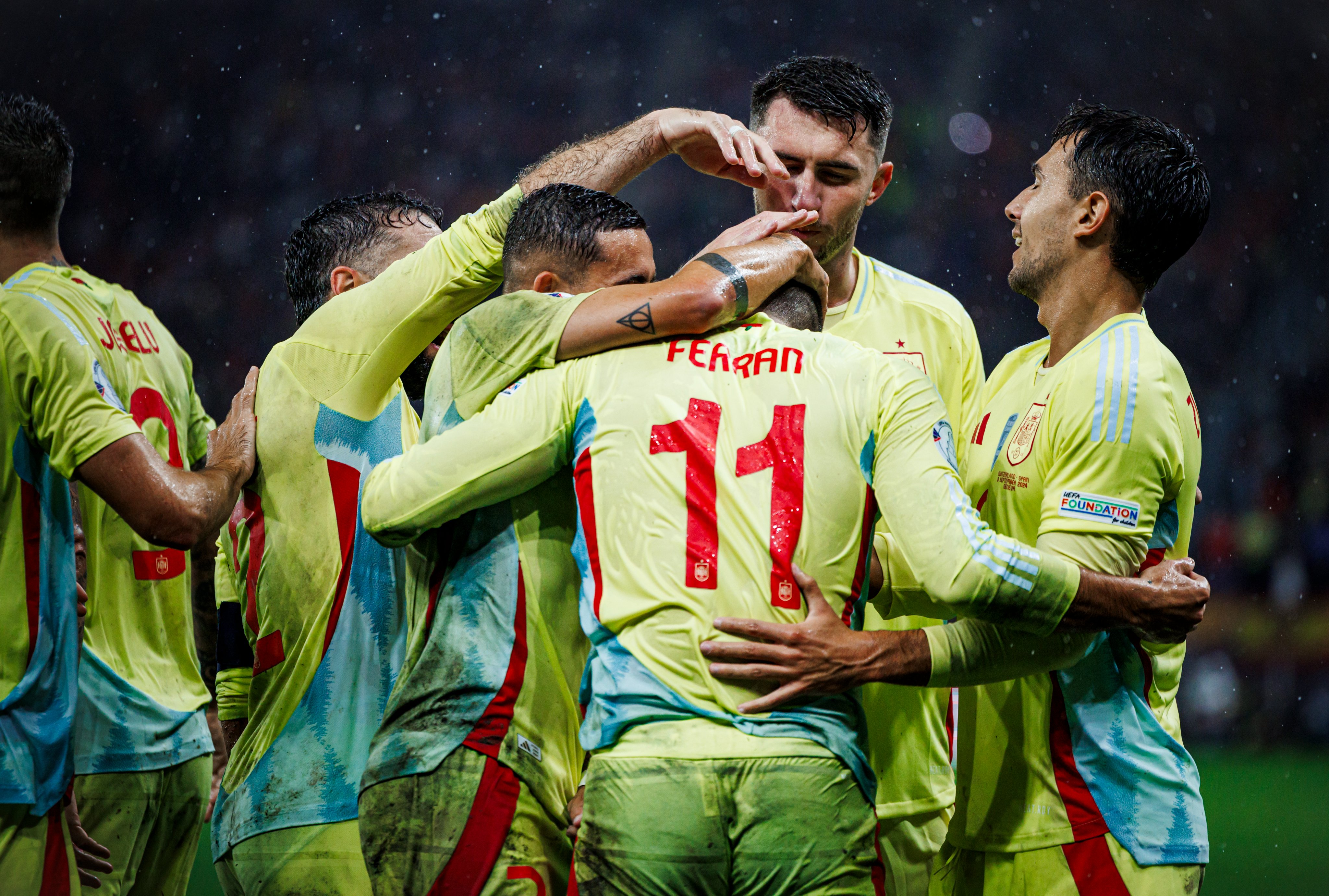 Jugadores de la selección española celebrando uno de los goles a Suiza. / @SEFutbol