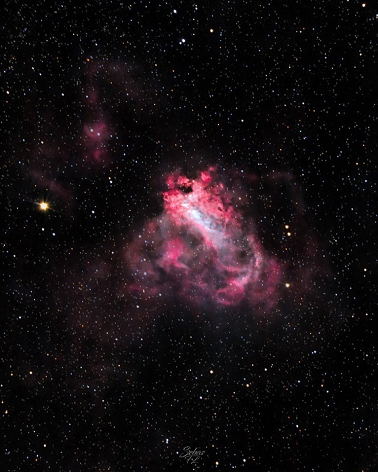 M17 - Nebulosa Omega o del Cisne / @_sebasfl_
Equipo: Canon 250D (sin modificar y sin filtros), Bresser 114/500mm, Star Adventurer 2i. Datos de toma: ISO 1600, apilado de 236 imágenes de 40 segundos y 26 de 1 minuto (sólo 3hr. 3min. 20seg de exposición total). Procesado con Deep Sky Stacker, Pixinsight y Photoshop, y ajustes finales en Luminar Neo