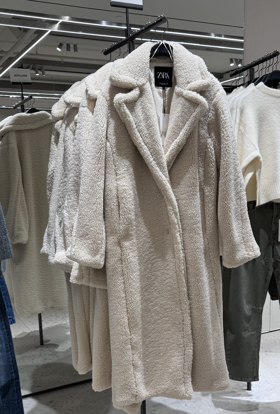 Abrigo largo de piel sintética de Zara. / MundiStyle.