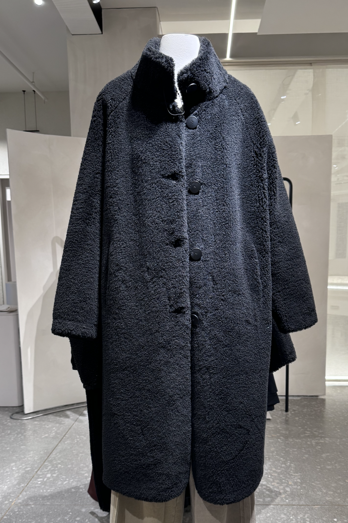 Abrigo negro de Zara. / MundiStyle.