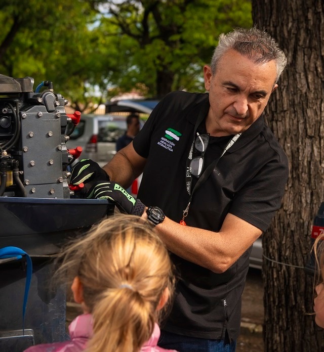 Jornadas de Acercamiento. Eduardo Botías ensñando los motores a los niños