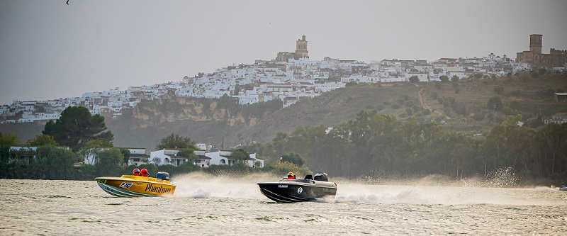Adelantamiento con Arcos de la Frontera al fondo
