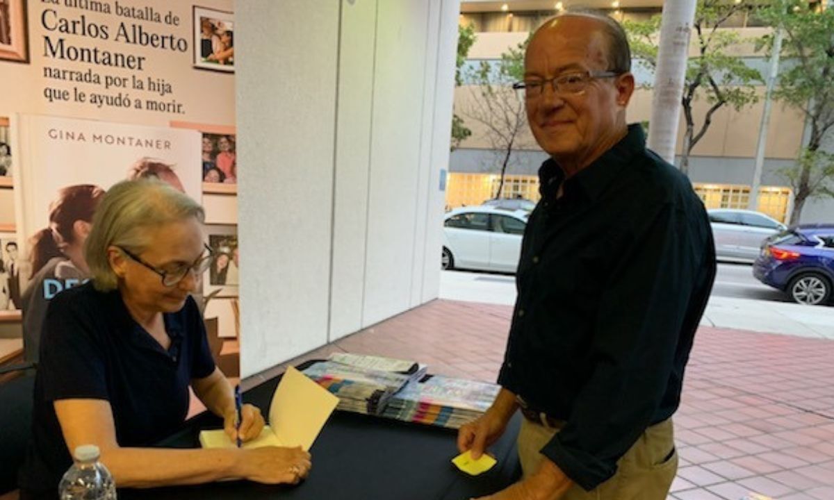Gina Montaner firma el libro a Andrés Hernández Alende. / Autor.