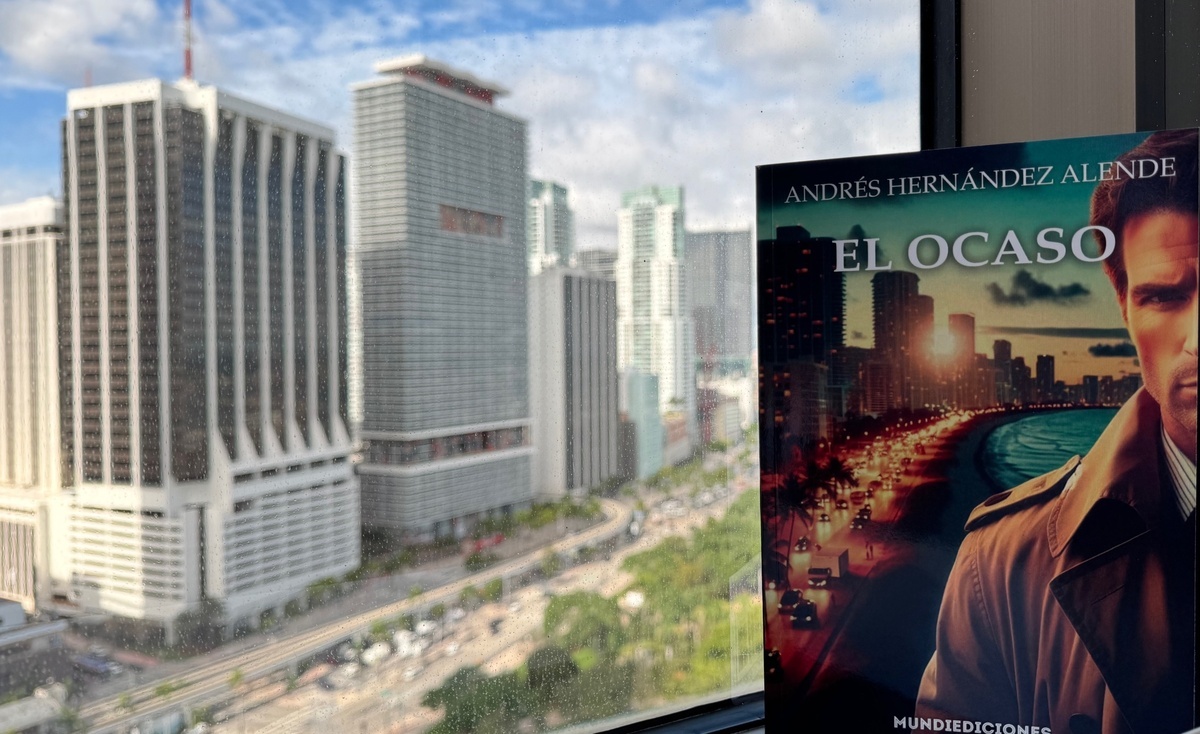 El libro El ocaso, de Mundiediciones, con el downtown de Miami al fondo. / Mundiario