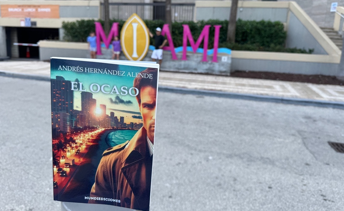El libro El ocaso, ante un cartel de Miami en el downtown de la ciudad. / Mundiario