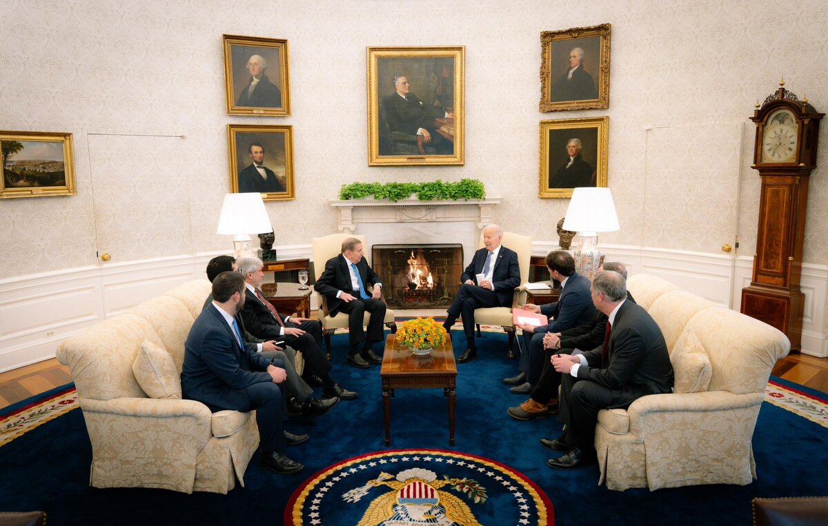 Edmundo González Urrutia y Joe Biden, con sus equipos, en la Casa Blanca. / 
Edmundo González
@EdmundoGU