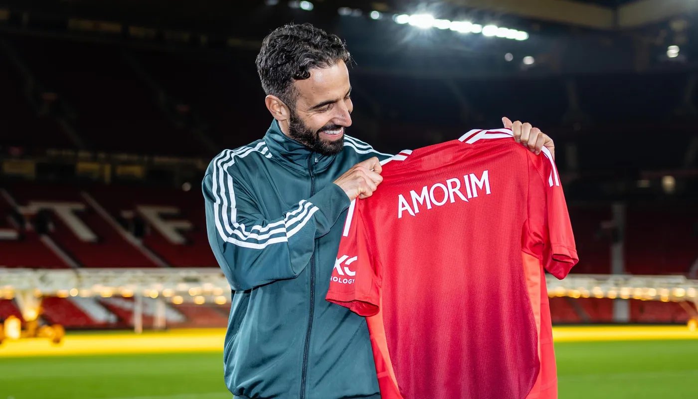 Rúben Amorin posando con la camiseta del Manchester United. / @ManUtd_Es