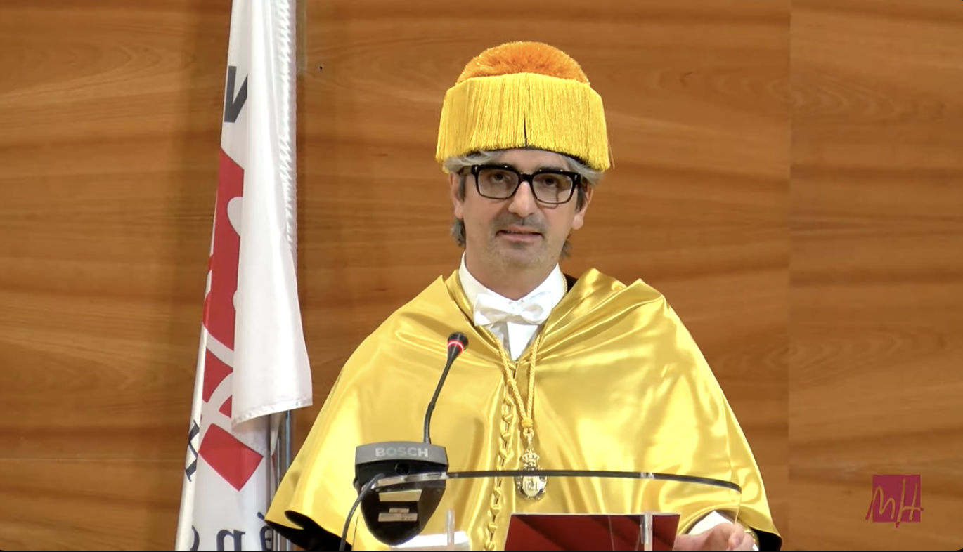 Diego González Rivas durante si discurso de investidura Doctor Honoris Causa. / Mundiario.