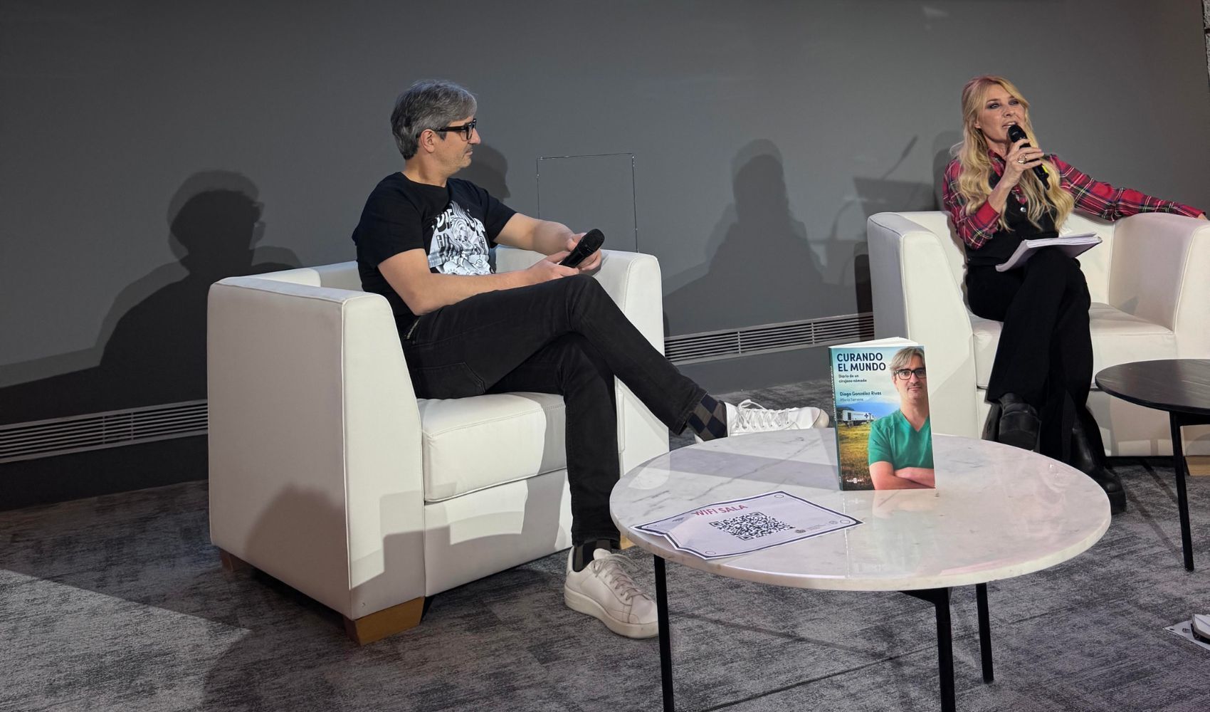 Diego González Rivas con Cayetana Guillén Cuervo en la presentación del libro. / M.M.