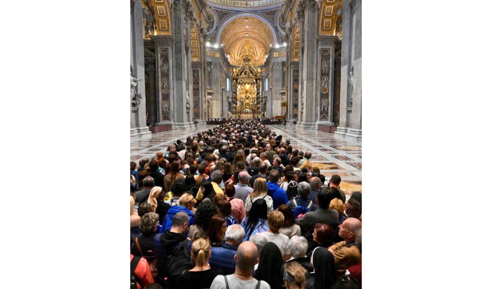 Miles de fieles se acercan a la capilla ardiente del Papa Francisco para despedirse en la basílica de San Pedro. / @news_vaticano.