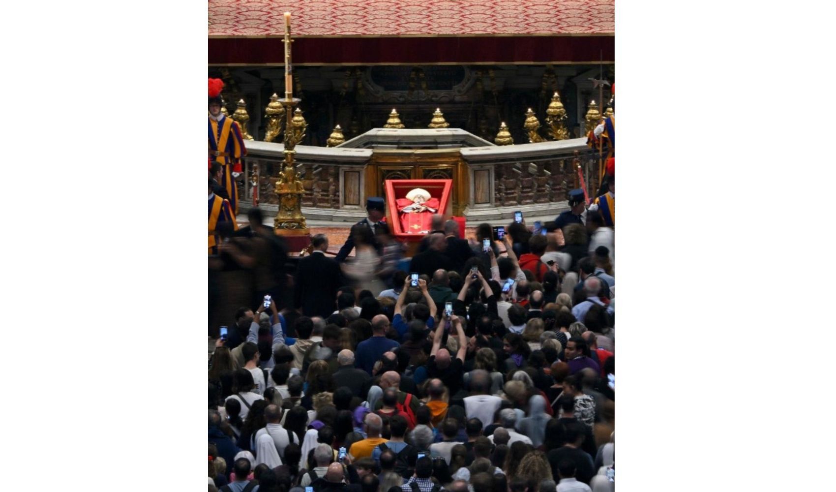 Miles de fieles se acercan a la capilla ardiente del Papa Francisco para despedirse en la basílica de San Pedro. / @news_vaticano.