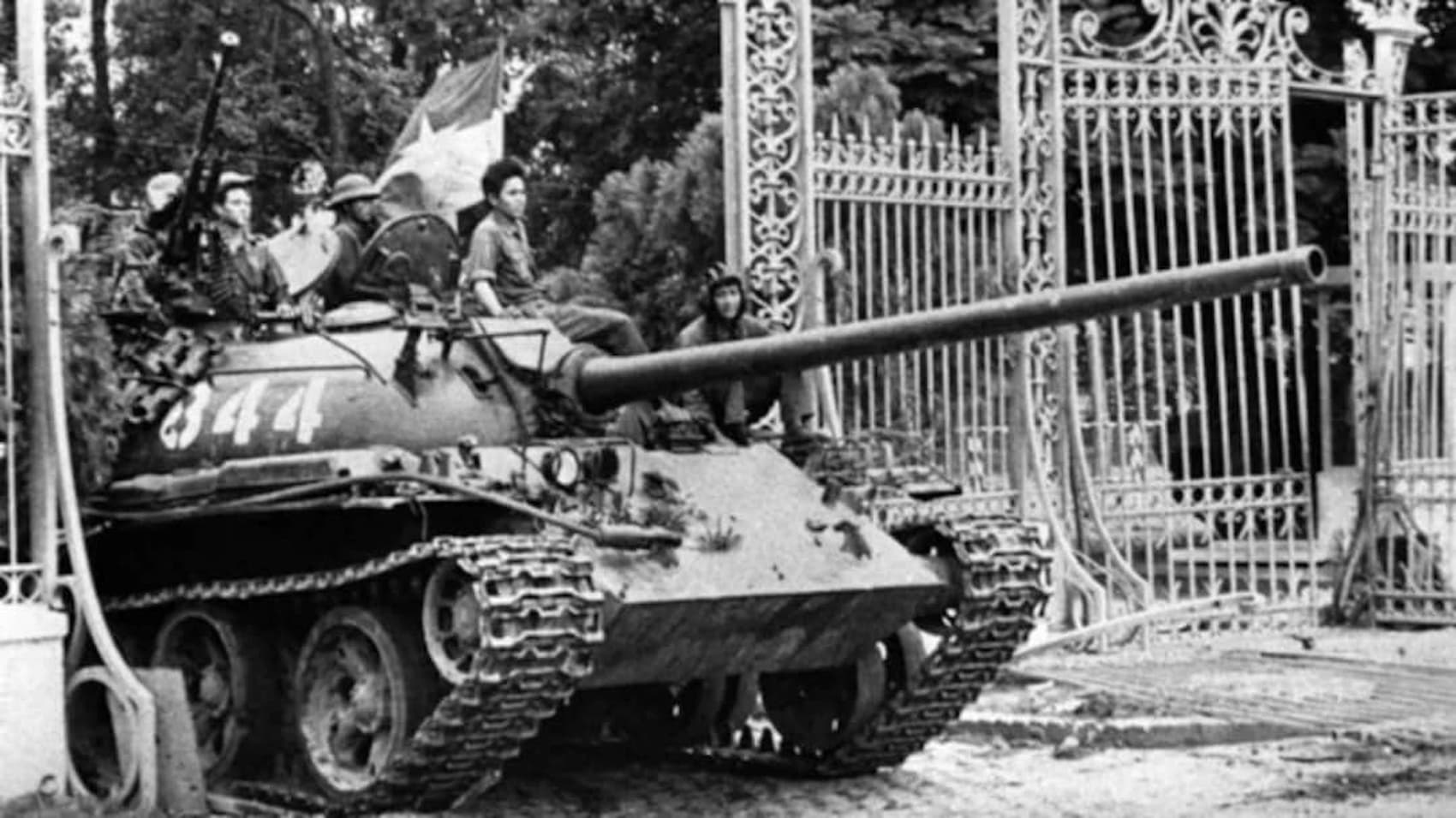 Un tanque del Viet Cong entra en el Palacio Presidencial de Saigón -RS