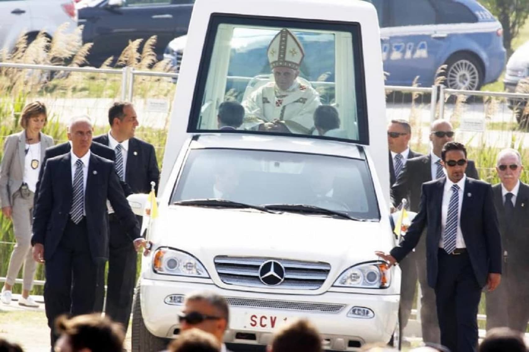 El papamóvil y su séquito de seguridad. / RS