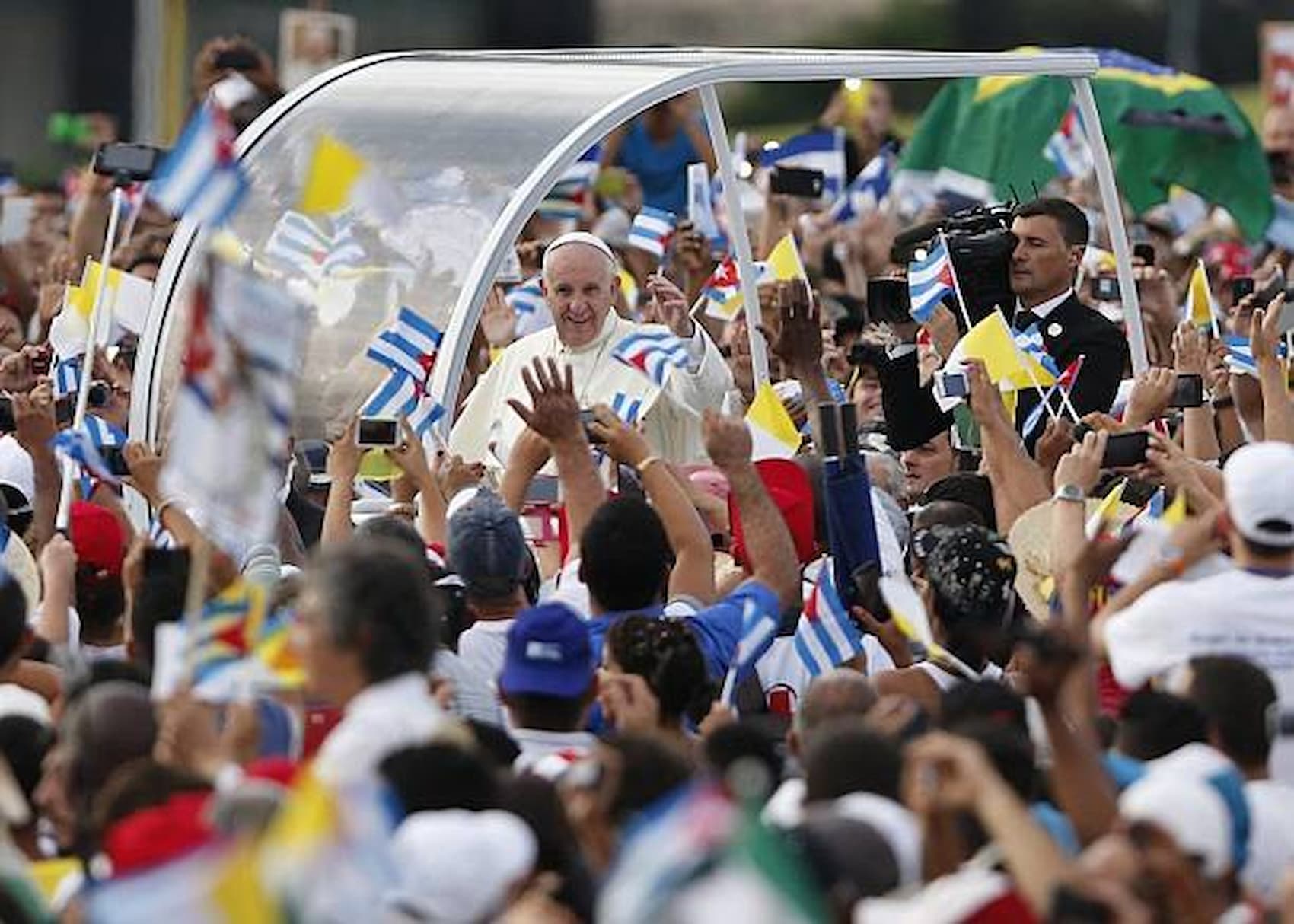 El Papa Francisco en el papamóvil durante su visita a Cuba, en el año 2015. / RS