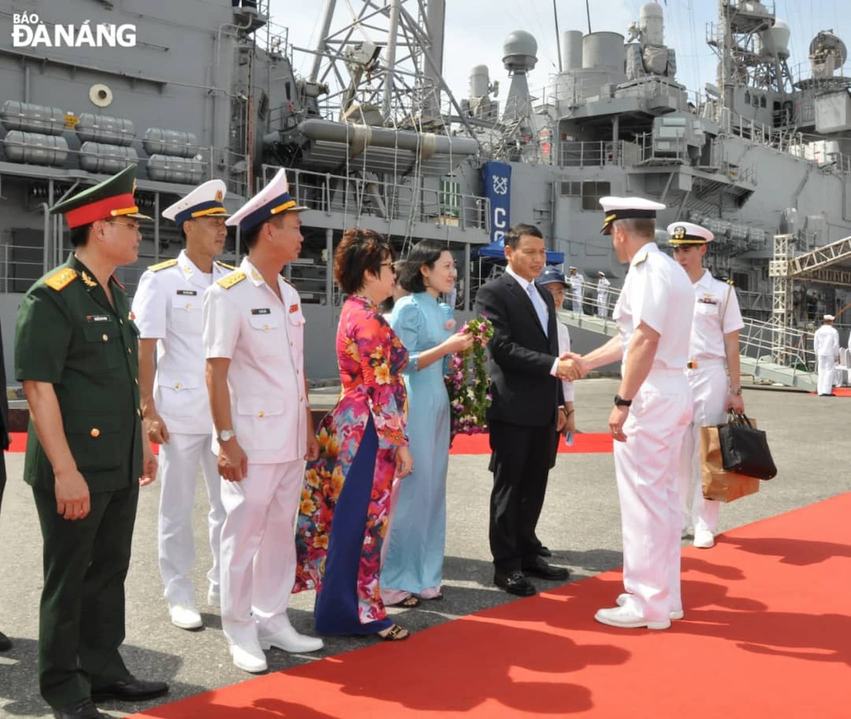 En marzo de 2023, Vietnam recibió al portaaviones estadounidense USS Ronald Reagan en Da Nang, un gesto simbólico de apertura hacia Washington. / VNA