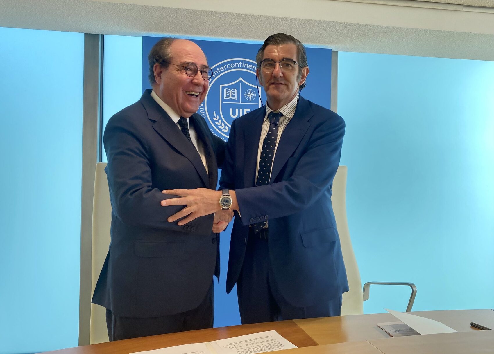 El presidente de HM Hospitales, Dr. Juan Abarca Cidón y el rector de la Universidad Intercontinental de la Empresa (UIE), Dr. Miguel Ángel Escotet, firmaron hoy un convenio de colaboración  (1)