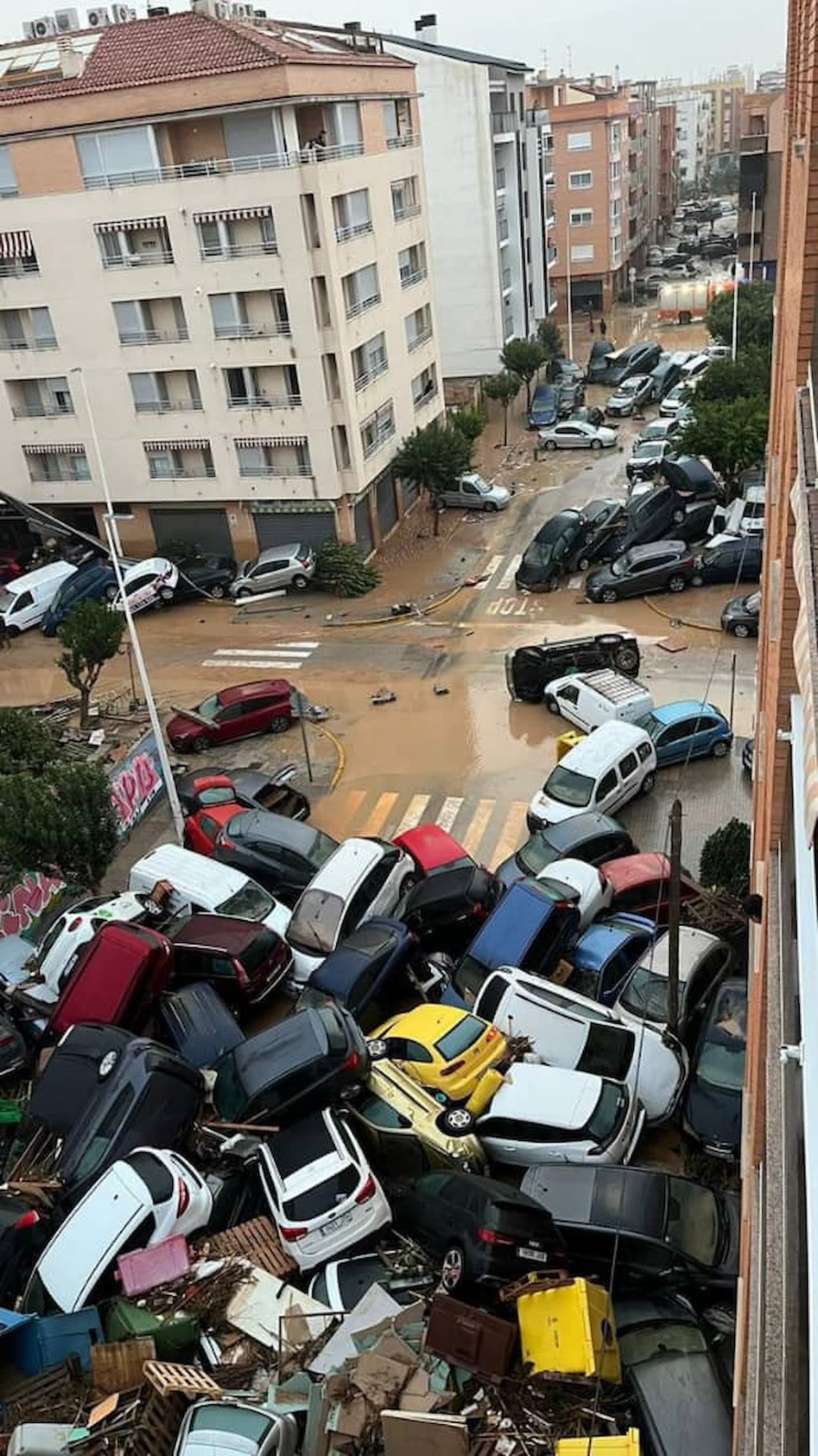 Las imágenes son cada vez más frecuentes y devastadoras. Calles urbanas convertidas en torrentes furiosos, coches arrastrados como hojas secas, sótanos anegados, viviendas colapsadas y vidas interrumpidas por la dana. / RR SS.