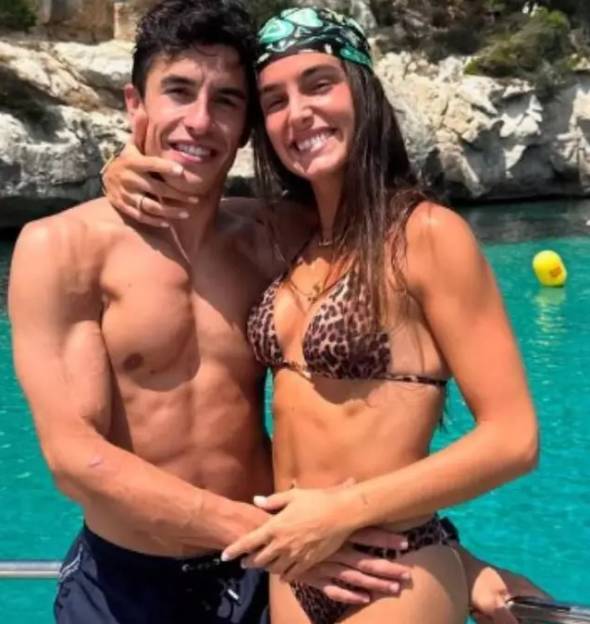Márquez junto a su pareja, en Menorca / Instagram: marcmarquez93